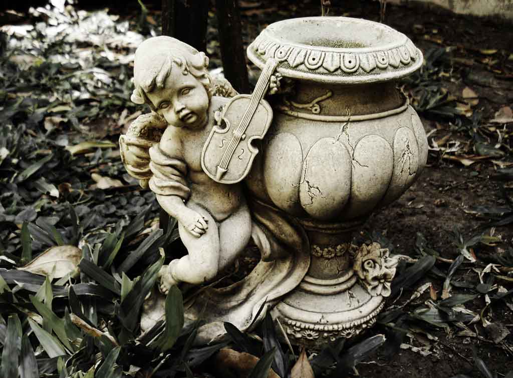 une statue d'ange qui joue du violon